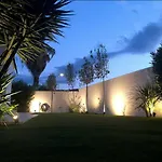 Villa Flavie- Luxueuse - Piscine Sous Le Soleil- Confort Jardin Barbecue -borne Recharge Electrique 10min Plage- Famille-piscine Lattes