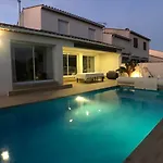 Flavie- Luxueuse - Piscine Sous Le Soleil- Confort Jardin Barbecue -borne Recharge Electrique 10min Plage- Famille-piscine