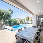 Flavie- Luxueuse - Piscine Sous Le Soleil- Confort Jardin Barbecue -borne Recharge Electrique 10min Plage- Famille-piscine Lattes