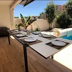 Flavie- Luxueuse - Piscine Sous Le Soleil- Confort Jardin Barbecue -borne Recharge Electrique 10min Plage- Famille-piscine