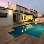 Flavie- Luxueuse - Piscine Sous Le Soleil- Confort Jardin Barbecue -borne Recharge Electrique 10min Plage- Famille-piscine Villa Lattes
