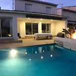 Flavie- Luxueuse - Piscine Sous Le Soleil- Confort Jardin Barbecue -borne Recharge Electrique 10min Plage- Famille-piscine Villa *