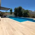 Flavie- Luxueuse - Piscine Sous Le Soleil- Confort Jardin Barbecue -borne Recharge Electrique 10min Plage- Famille-piscine Lattes