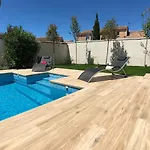 Flavie- Luxueuse - Piscine Sous Le Soleil- Confort Jardin Barbecue -borne Recharge Electrique 10min Plage- Famille-piscine *