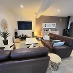 Flavie- Luxueuse - Piscine Sous Le Soleil- Confort Jardin Barbecue -borne Recharge Electrique 10min Plage- Famille-piscine Villa