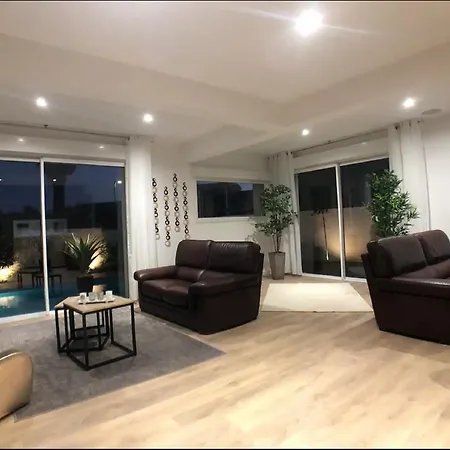 Flavie- Luxueuse - Piscine Sous Le Soleil- Confort Jardin Barbecue -borne Recharge Electrique 10min Plage- Famille-piscine *