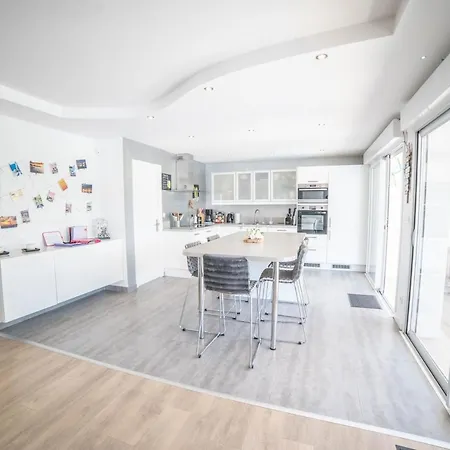 Flavie- Luxueuse - Piscine Sous Le Soleil- Confort Jardin Barbecue -borne Recharge Electrique 10min Plage- Famille-piscine