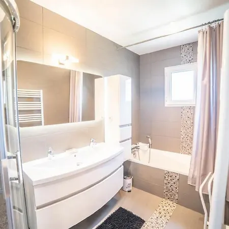 Flavie: Luxury Garden Retreat With Pool And Proximity Villa Lattes