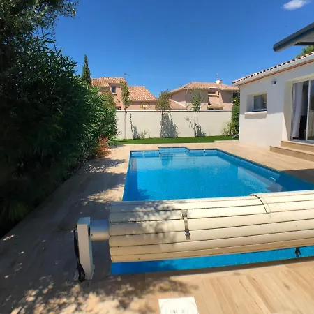 Flavie- Luxueuse - Piscine Sous Le Soleil- Confort Jardin Barbecue -borne Recharge Electrique 10min Plage- Famille-piscine فيلة