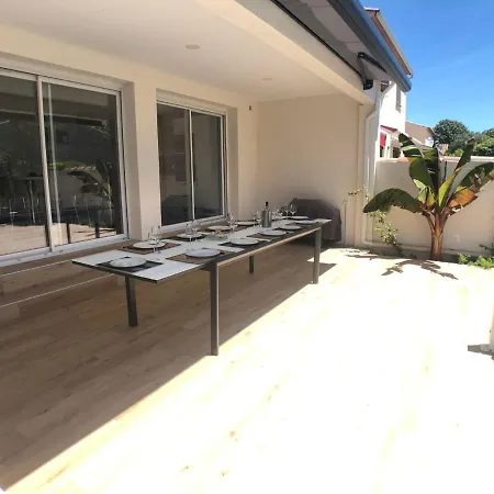 וילה Flavie- Luxueuse - Piscine Sous Le Soleil- Confort Jardin Barbecue -borne Recharge Electrique 10min Plage- Famille-piscine