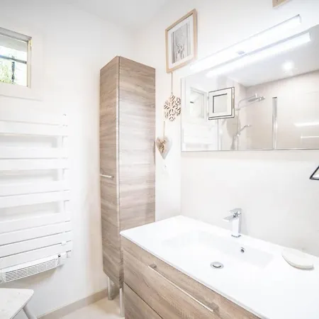 Flavie: Luxury Garden Retreat With Pool And Proximity Lattes