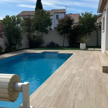 Flavie- Luxueuse - Piscine Sous Le Soleil- Confort Jardin Barbecue -borne Recharge Electrique 10min Plage- Famille-piscine فيلة