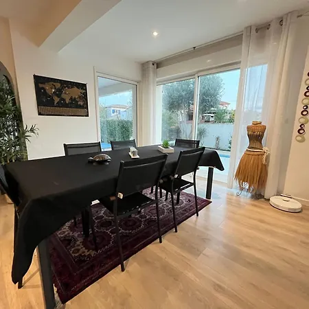 Flavie- Luxueuse - Piscine Sous Le Soleil- Confort Jardin Barbecue -borne Recharge Electrique 10min Plage- Famille-piscine Villa *