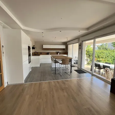 Flavie- Luxueuse - Piscine Sous Le Soleil- Confort Jardin Barbecue -borne Recharge Electrique 10min Plage- Famille-piscine * لات