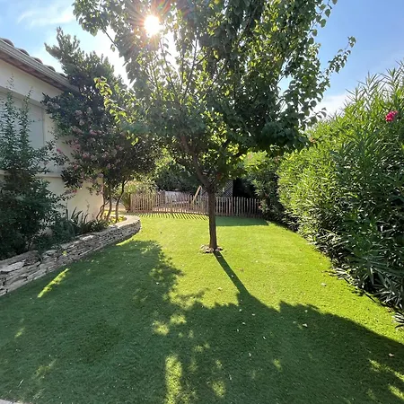 Flavie- Luxueuse - Piscine Sous Le Soleil- Confort Jardin Barbecue -borne Recharge Electrique 10min Plage- Famille-piscine فيلة