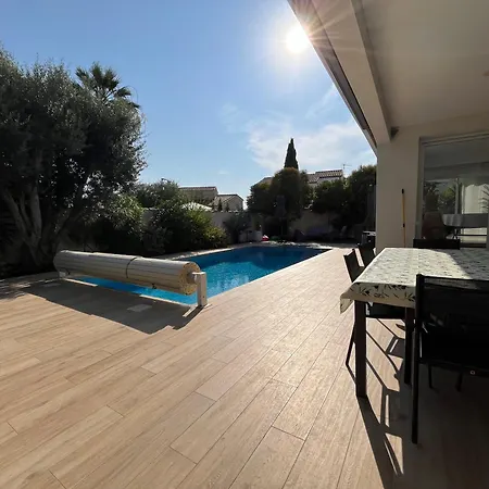 فيلة Flavie- Luxueuse - Piscine Sous Le Soleil- Confort Jardin Barbecue -borne Recharge Electrique 10min Plage- Famille-piscine *