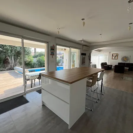فيلة Flavie- Luxueuse - Piscine Sous Le Soleil- Confort Jardin Barbecue -borne Recharge Electrique 10min Plage- Famille-piscine لات
