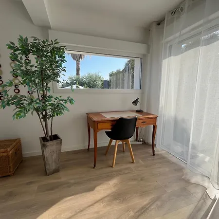 فيلة Flavie- Luxueuse - Piscine Sous Le Soleil- Confort Jardin Barbecue -borne Recharge Electrique 10min Plage- Famille-piscine لات